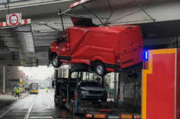 Gefährliche Lage nach Unfall unter Brücke