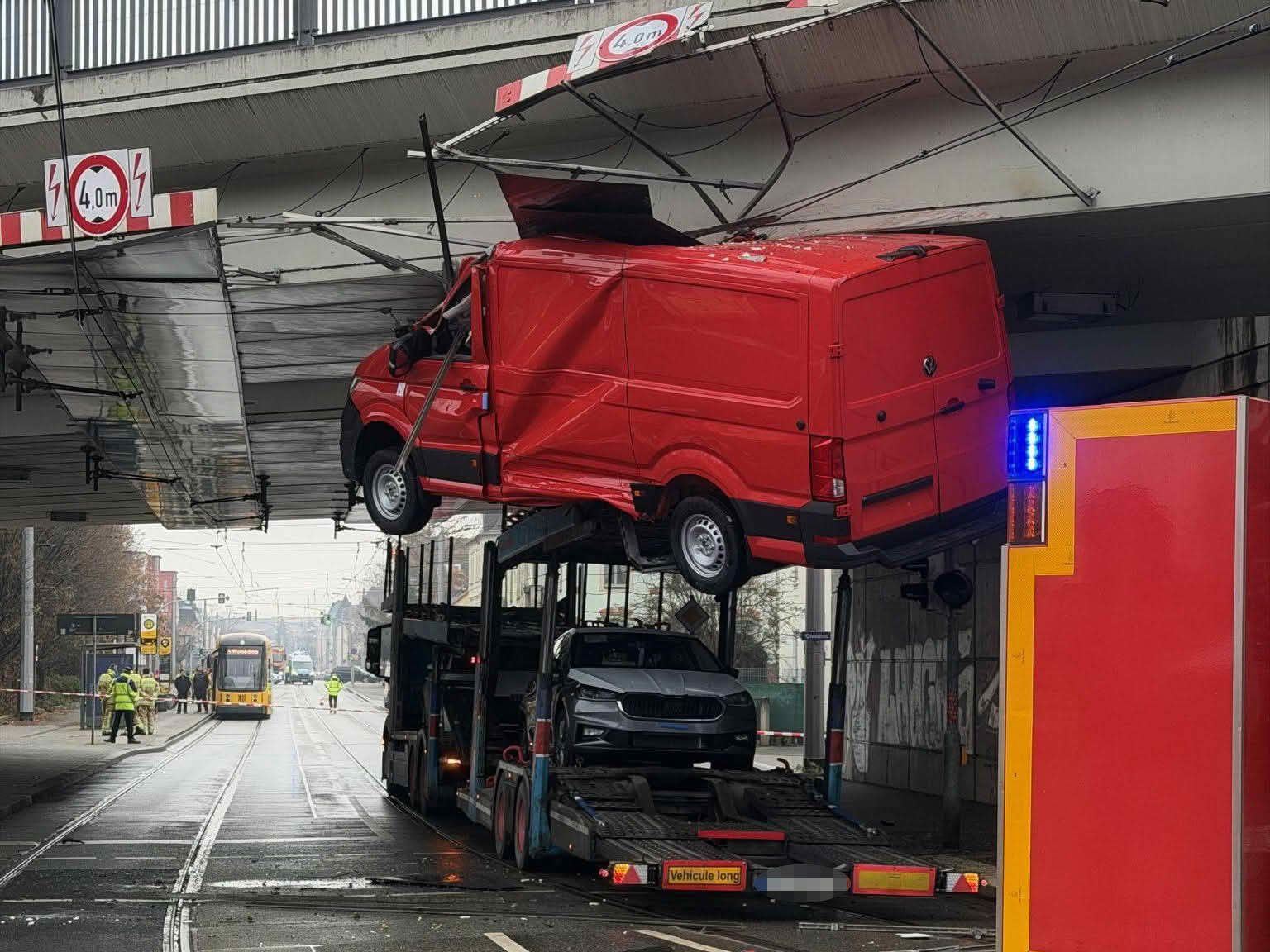 Gefährliche Lage nach Unfall unter Brücke