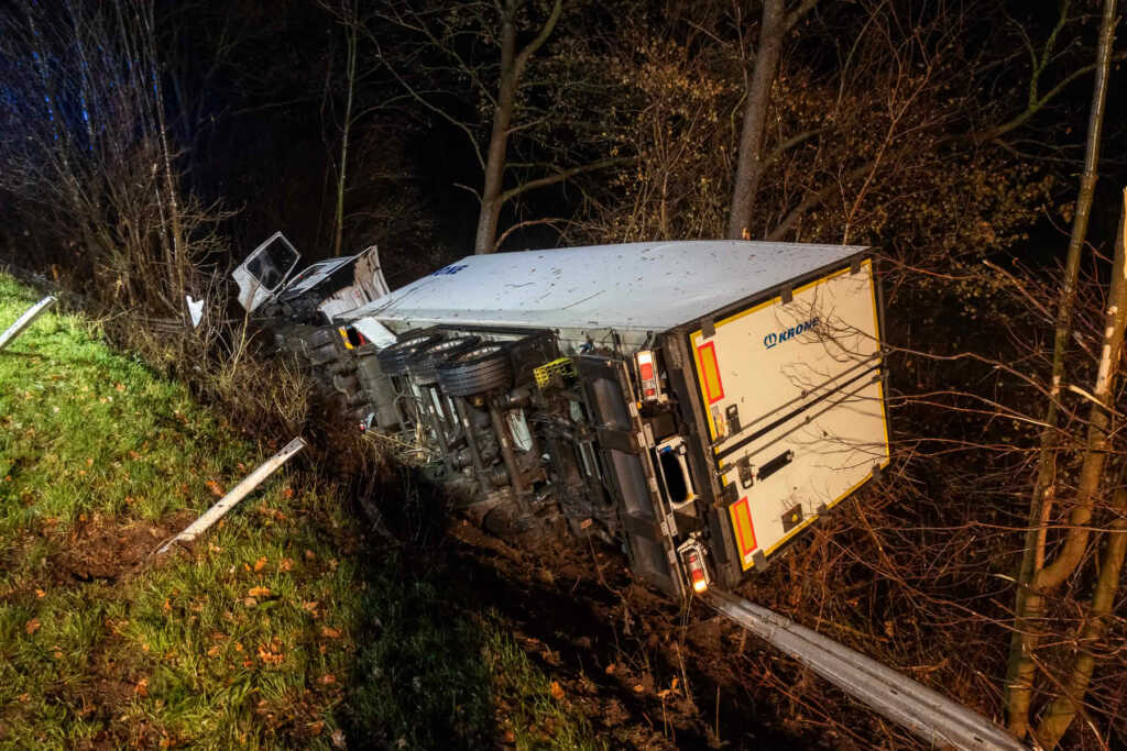 LKW stürzt Böschung hinab