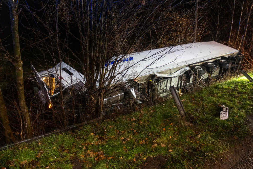 LKW stürzt Böschung hinab