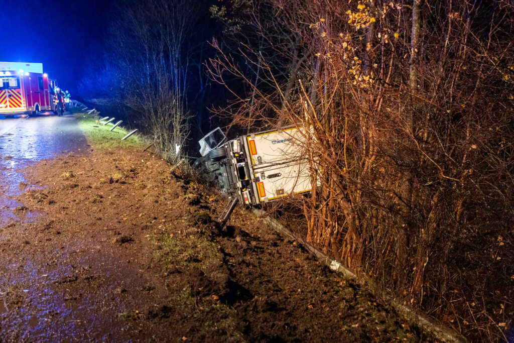 LKW stürzt Böschung hinab