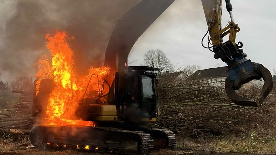 Bagger im Vollbrand gelöscht