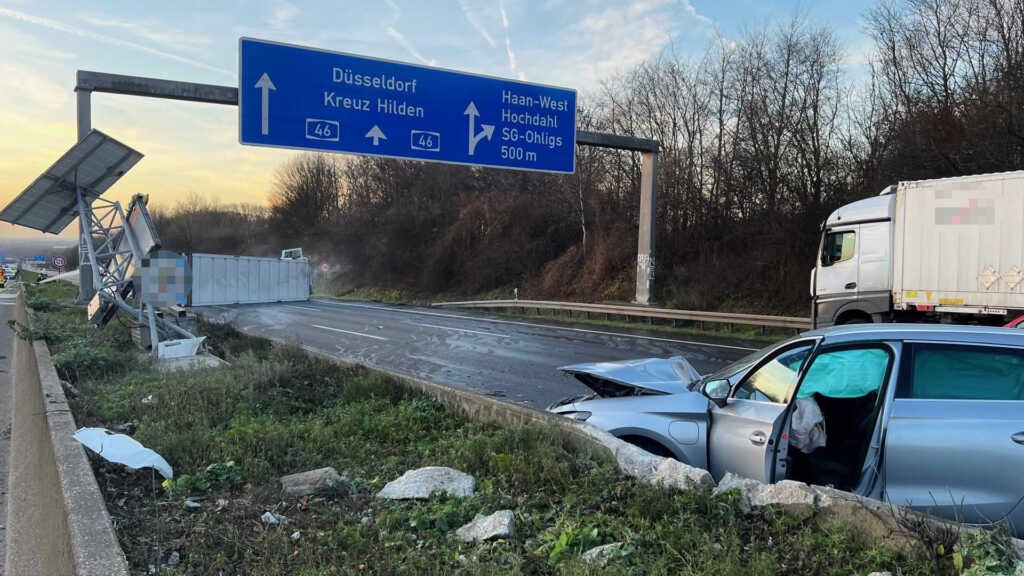 Die Unfallstelle befindet sich auf der A 46 in Fahrtrichtung Düsseldorf kurz vor der Anschlussstelle Haan-West