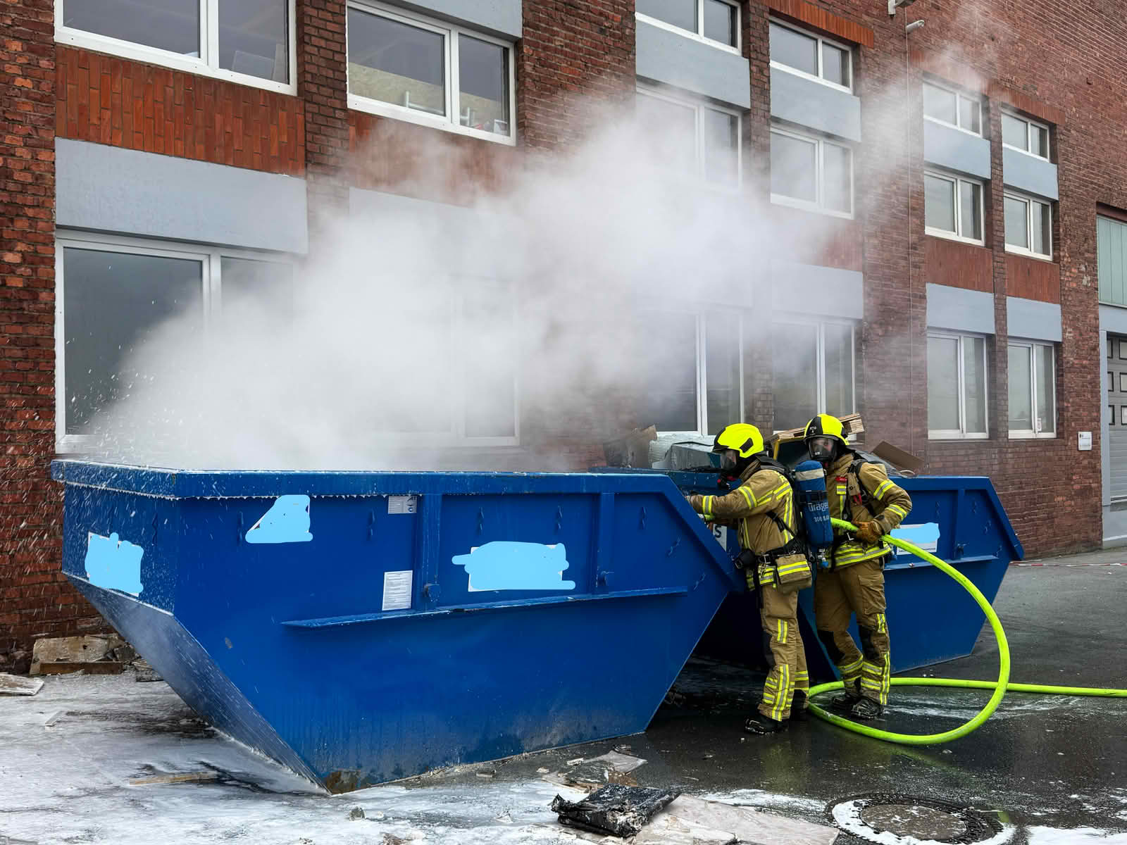 Gemeldeter Containerbrand an Gebäude