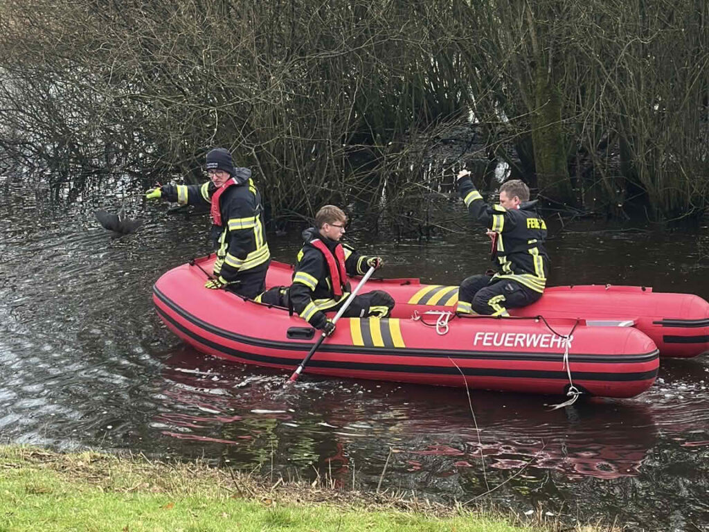 Teichhuhn aus misslicher Lage befreit