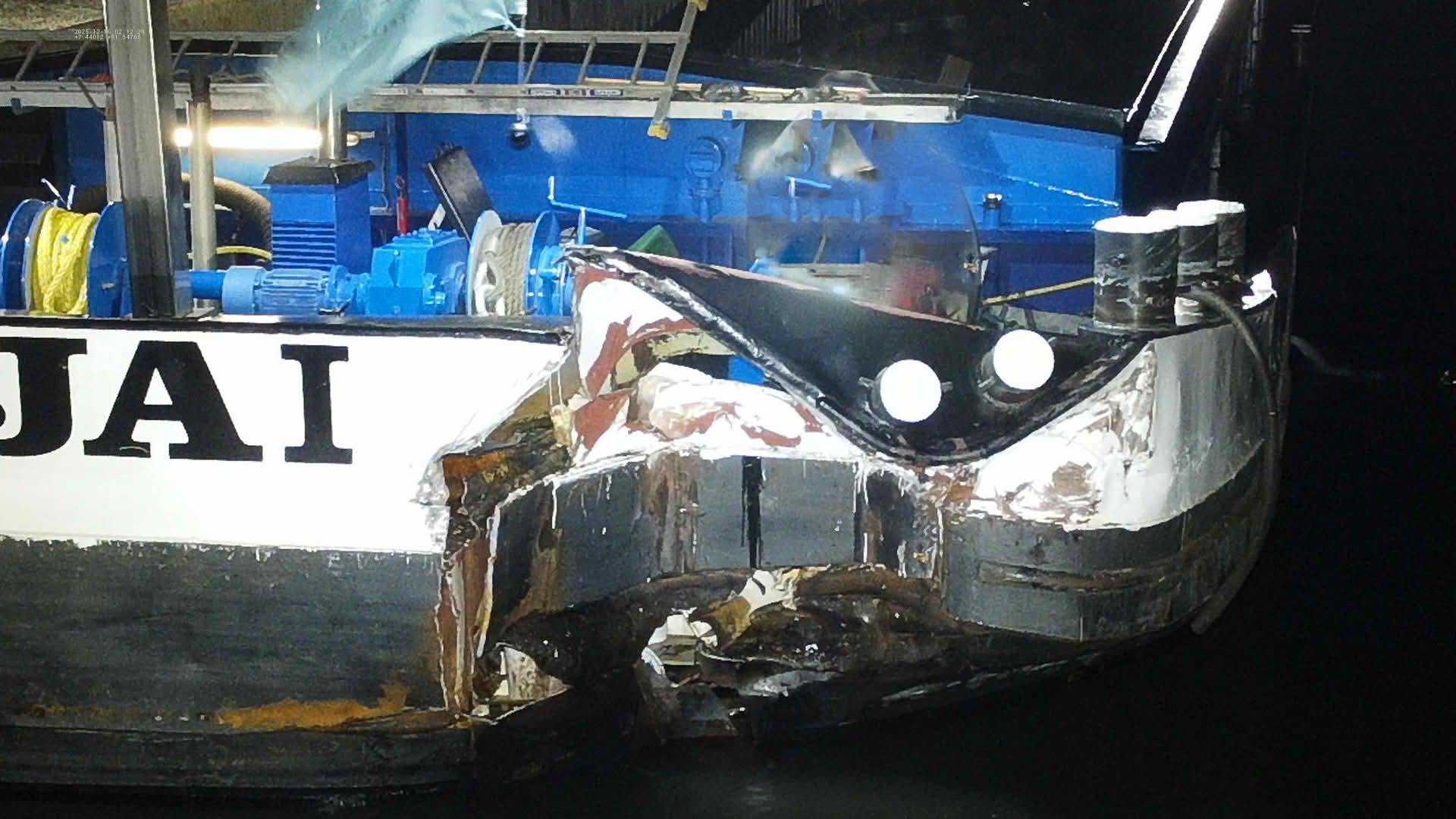 Frachtschiff nach Kollision mit Spundwand beschädigt