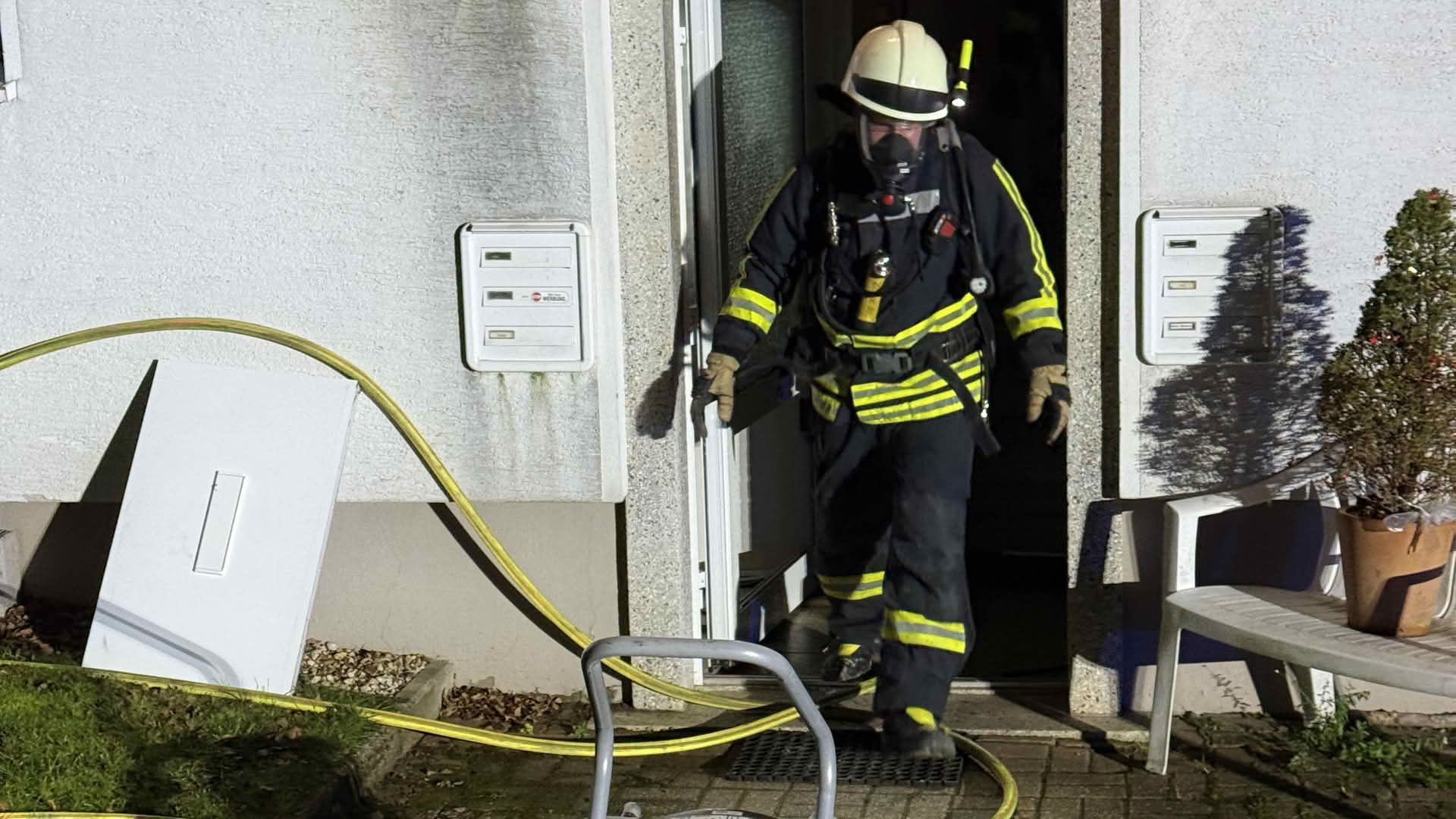 Brand im Dachgeschoss – Feuerwehr rettet einen Bewohner