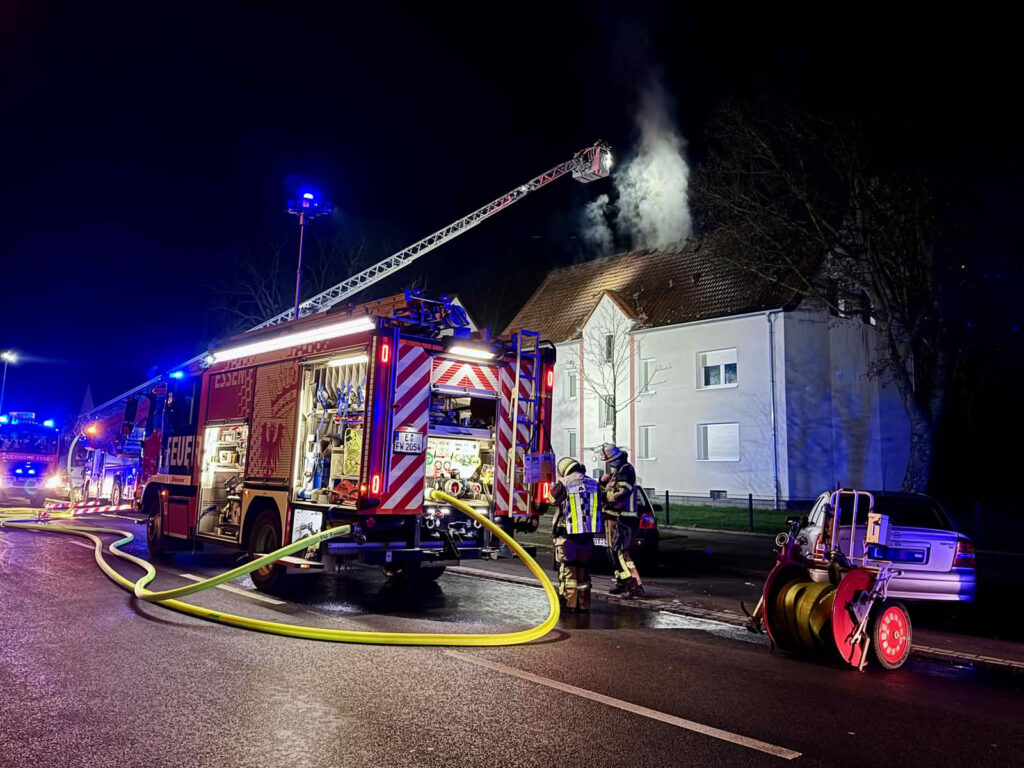 Maßnahmen der Feuerwehr beim Dachstuhlbrand
