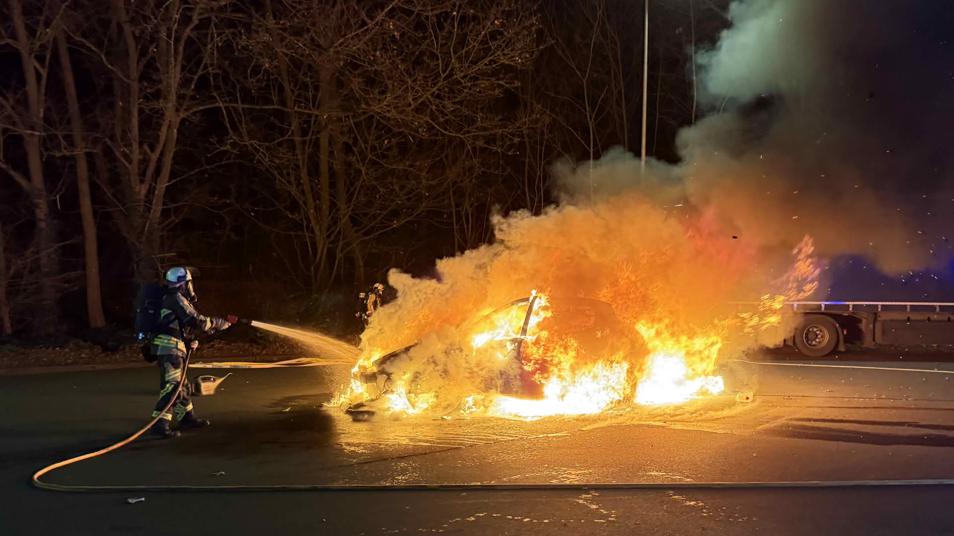 Pkw in Flammen – Fahrzeugbrand auf Rastplatz