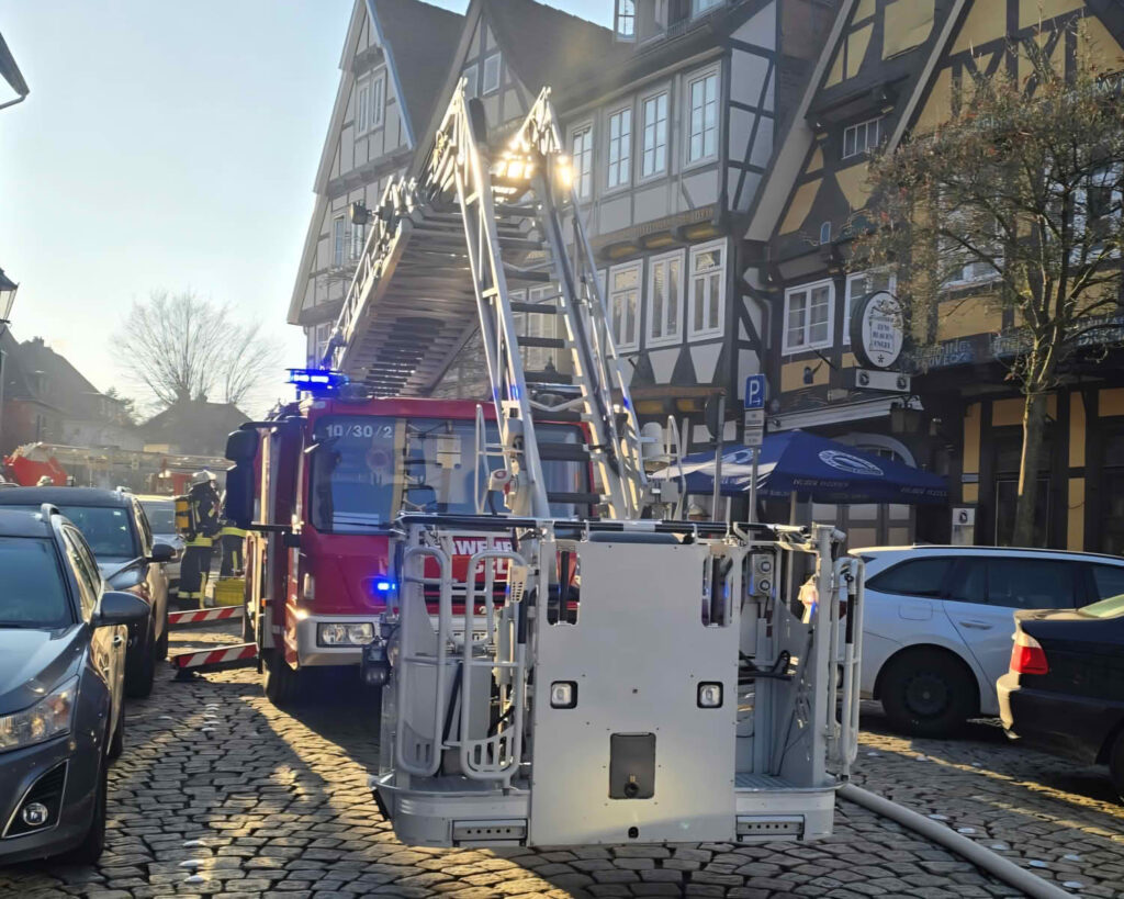 Rauchentwicklung aus Fachwerkhaus