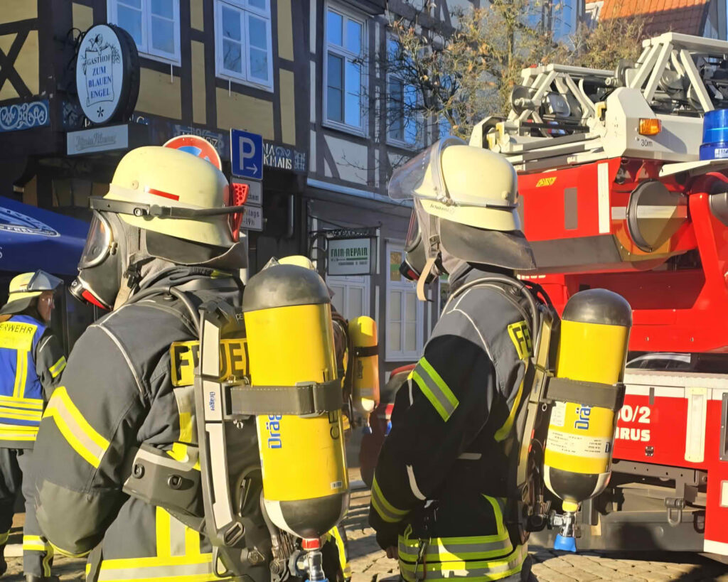 Rauchentwicklung aus Fachwerkhaus