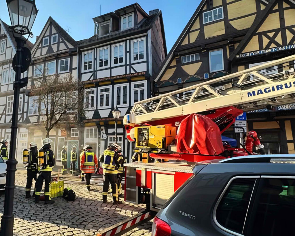 Rauchentwicklung aus Fachwerkhaus