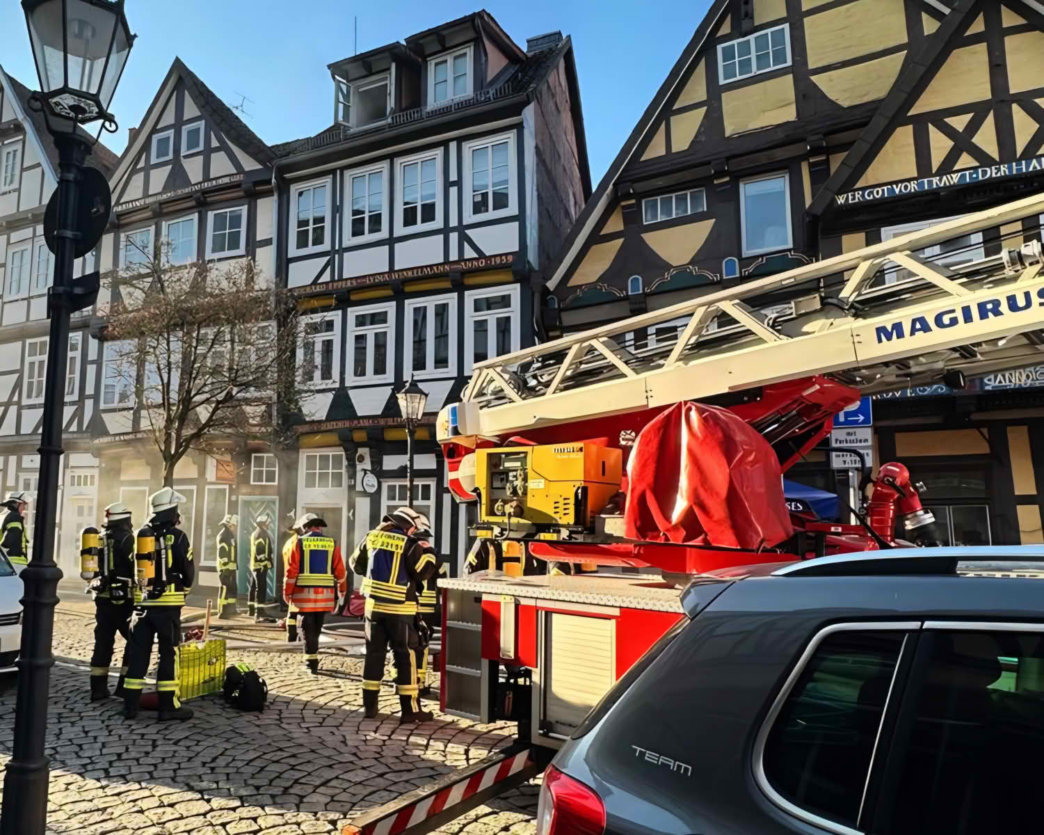 Starke Rauchentwicklung aus Fachwerkhaus in der Celler Altstadt