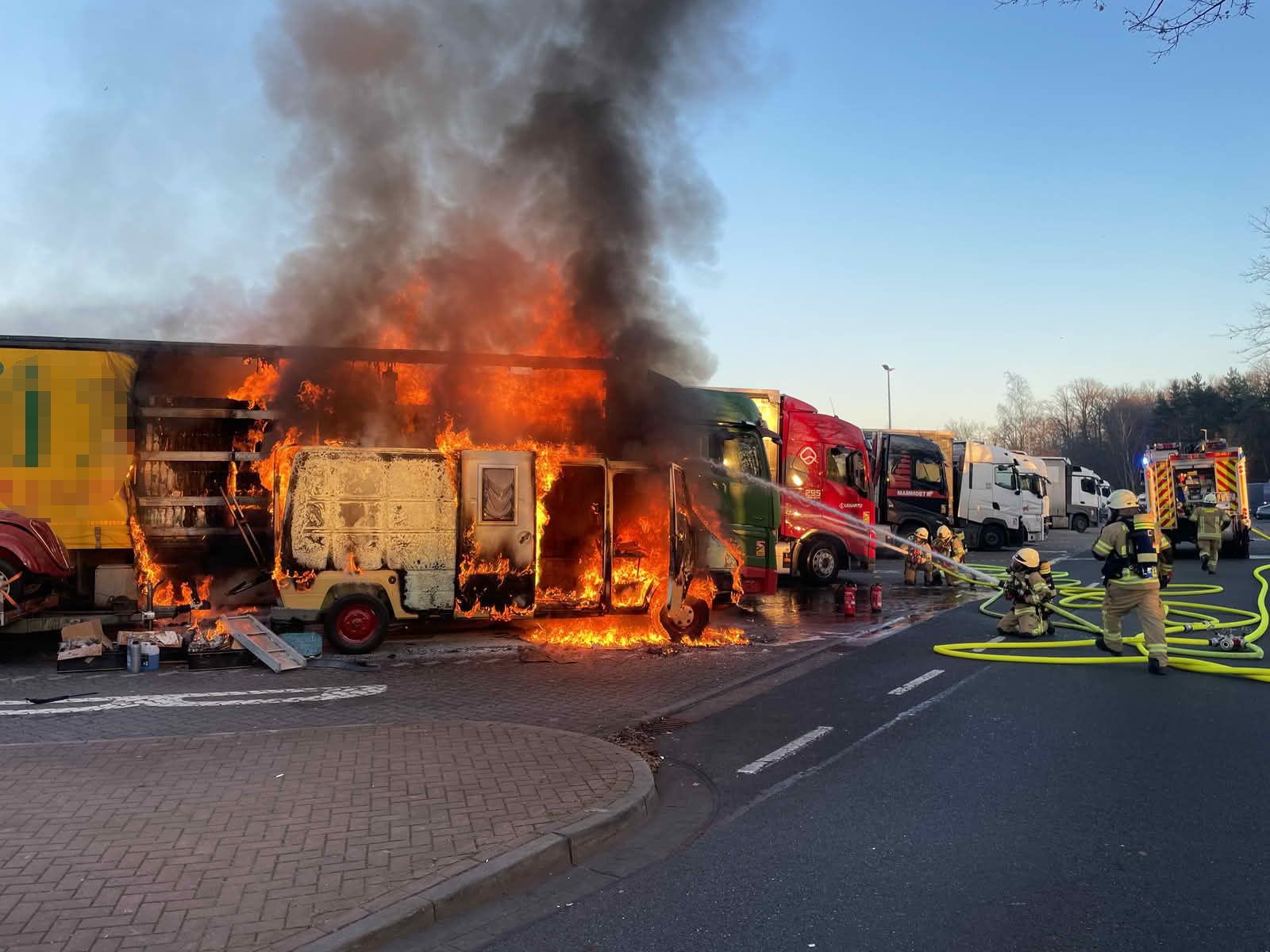 Schwerer Fahrzeugbrand auf der A2 bei Lehrte