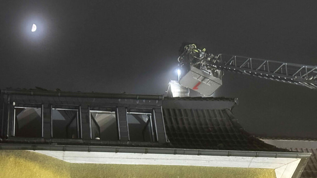 Abtragung der Kamine über die Drehleiter