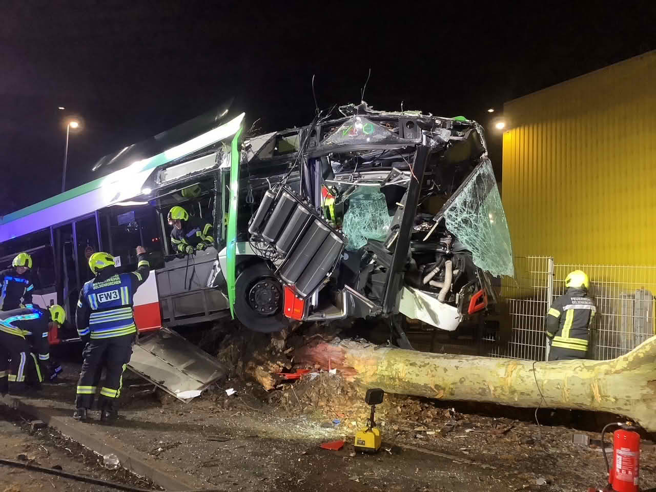 Busunfall auf der Ostpreußenstraße – Fahrer schwer verletzt