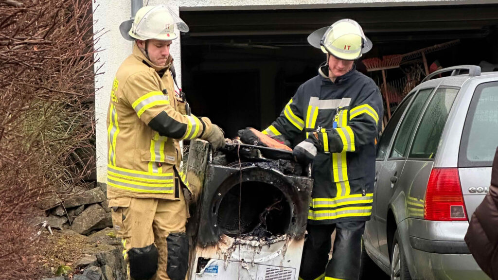 Haushaltsgroßgeräte brennen im Keller eines Einfamilienhauses