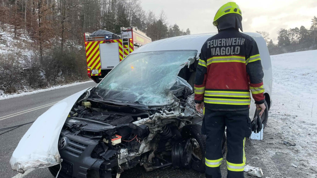 Verunfallter PKW auf der Landstraße bei Nagold