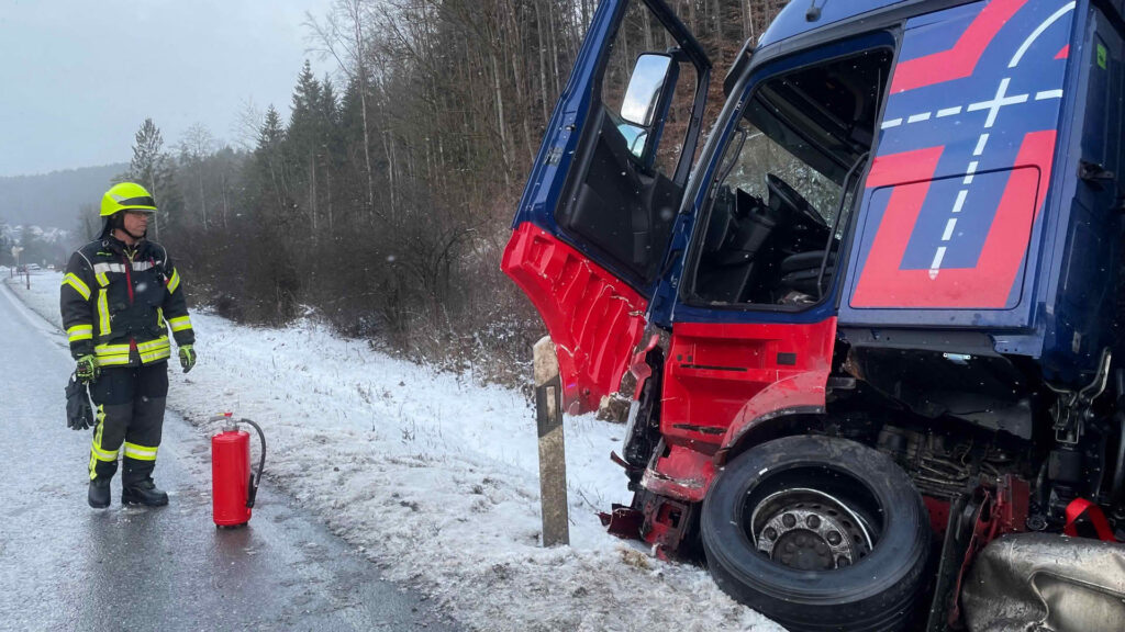 Brandschutz am verunglückten LKW