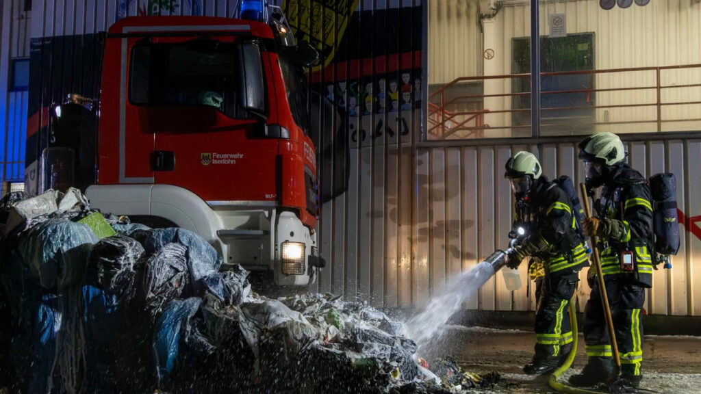 Müllpresse in Brand geraten