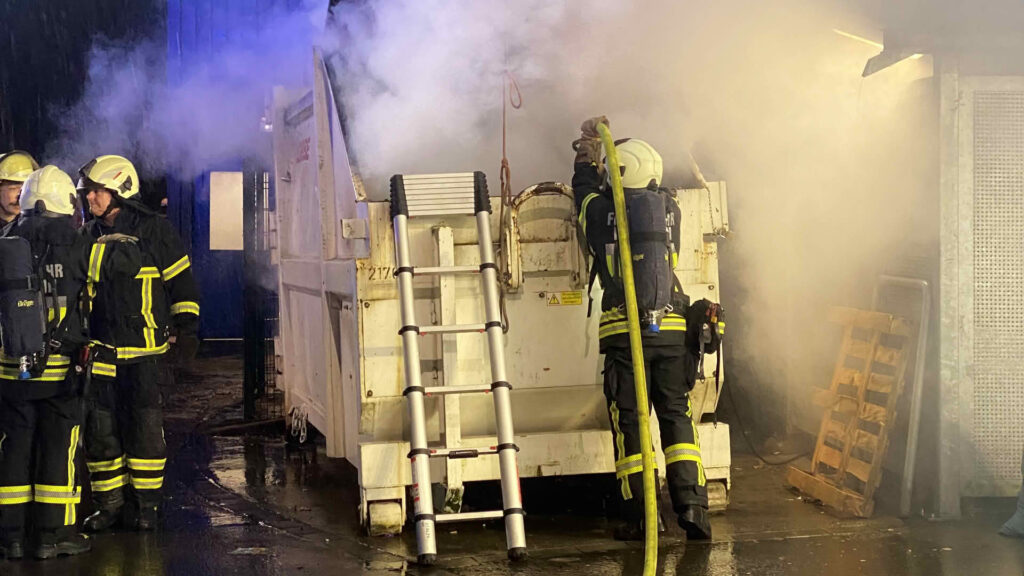 Müllpresse in Brand geraten