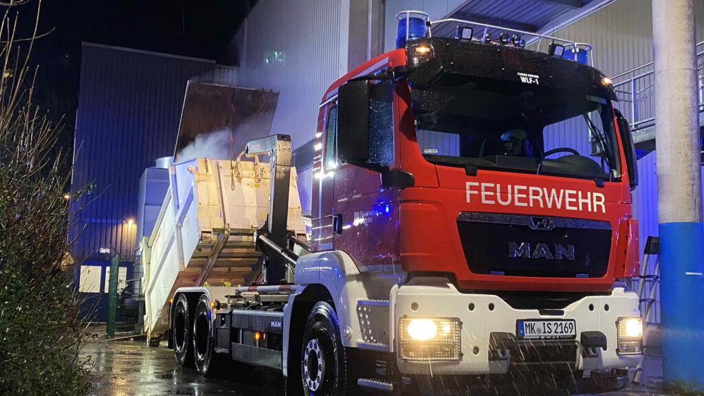 Müllpresse in Brand geraten