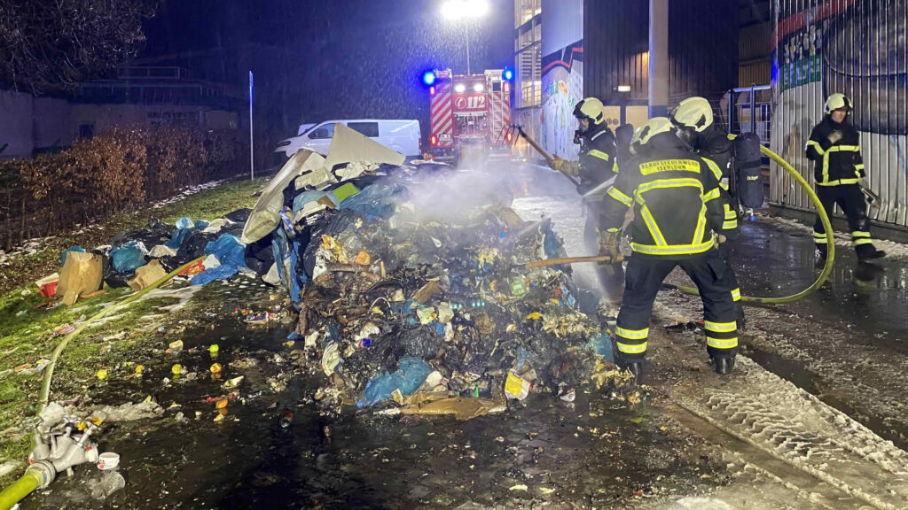 Müllpresse in Brand geraten