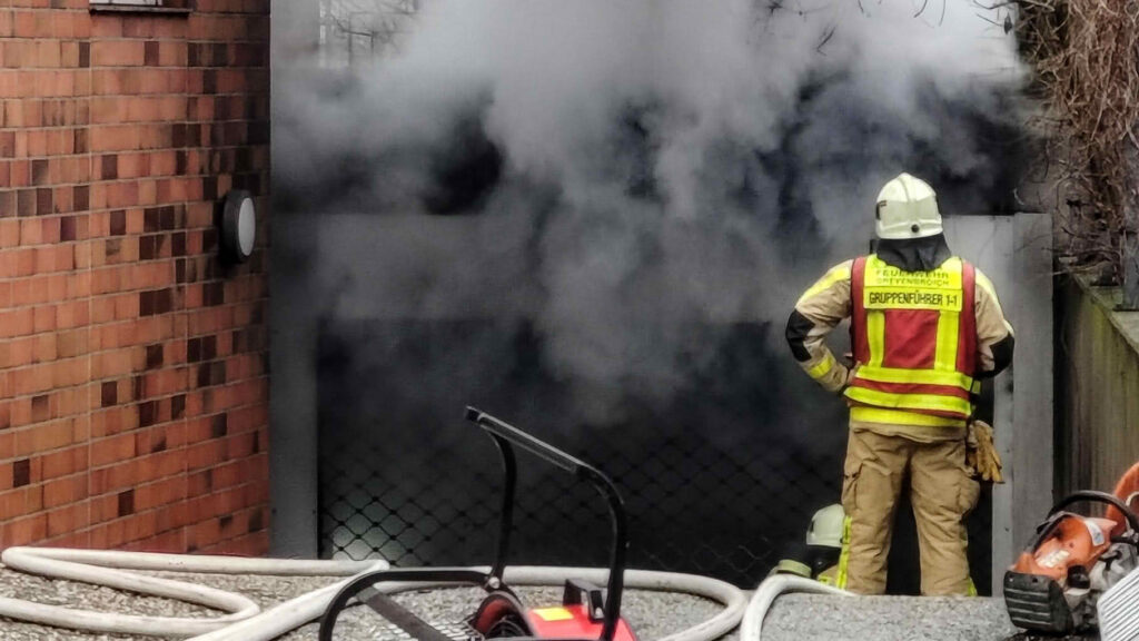 Dichter Rauch dringt aus Tiefgarage