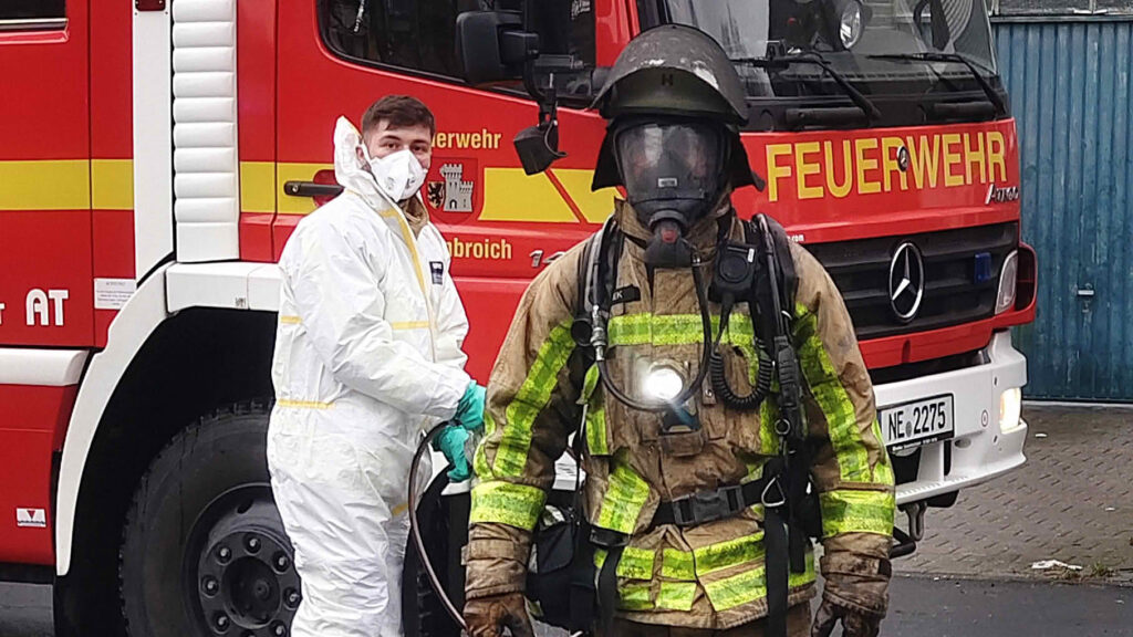 Verschmutzter Feuerwehrmann