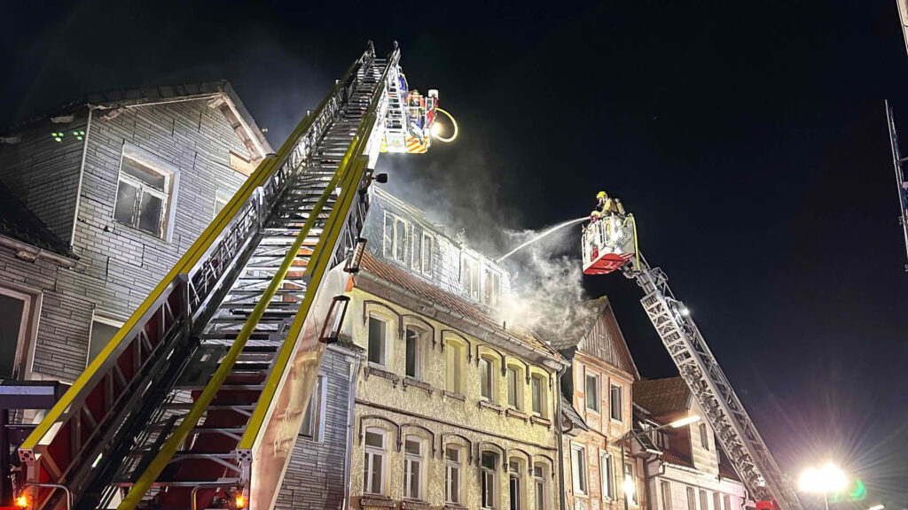Drehleiter Grasleben und Helmstedt zur Brandbekämpfung