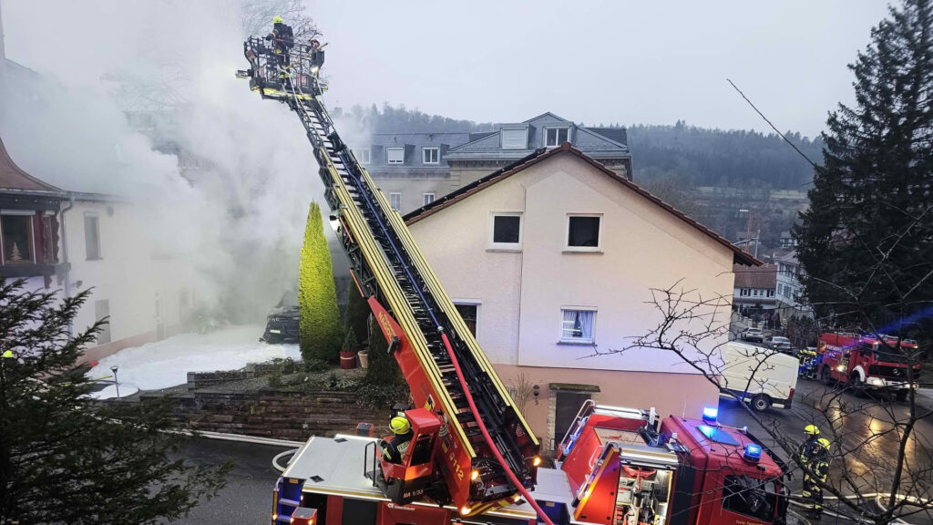 Löscharbeiten der Feuerwehr Nagold Dachseite Gaststätte