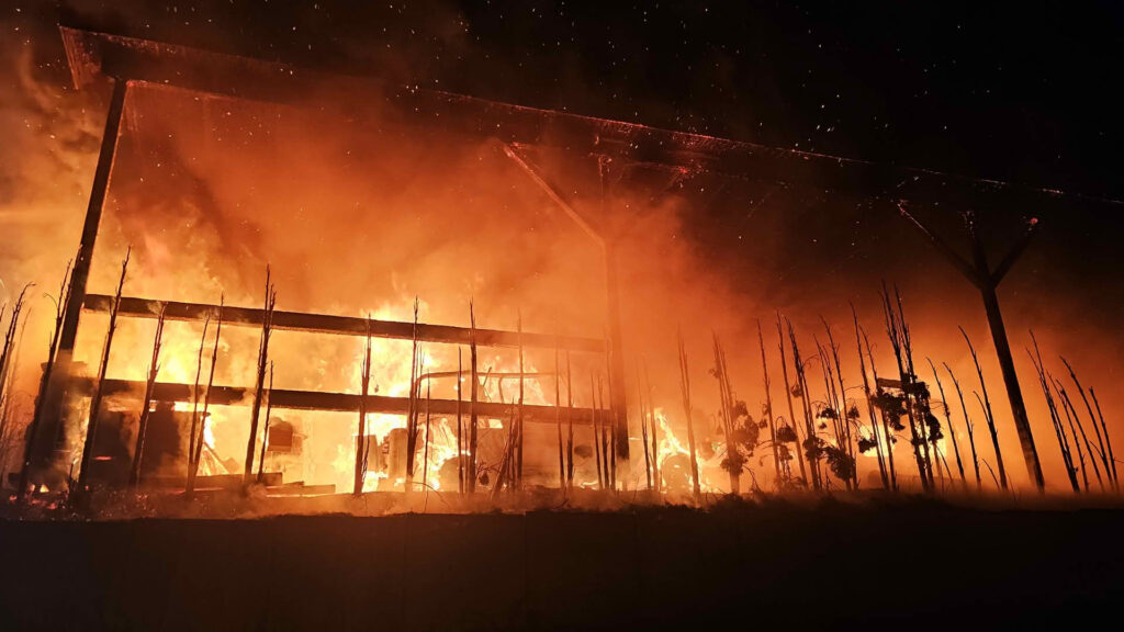 Carportrückseite im Vollbrand