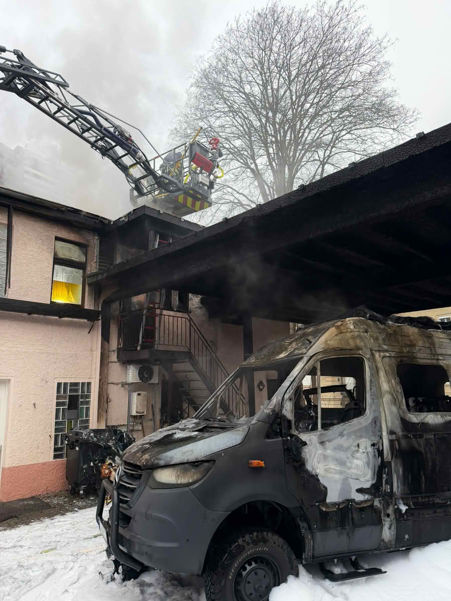 Drehleiter im Einsatz an der Dachhaut