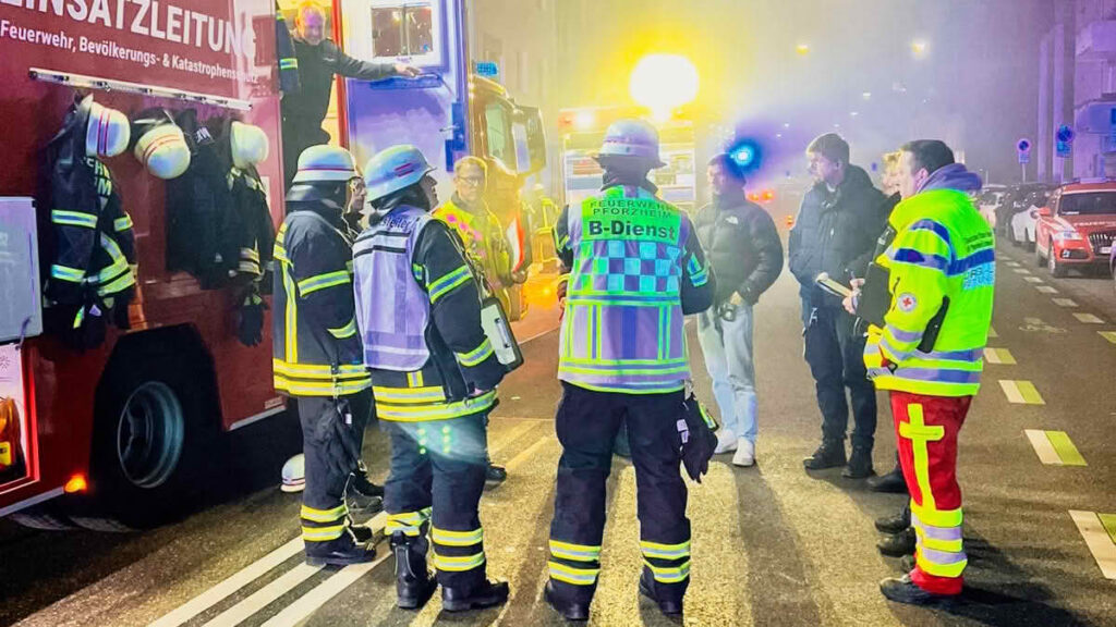 Lagebesprechung am Einsatzleitwagen