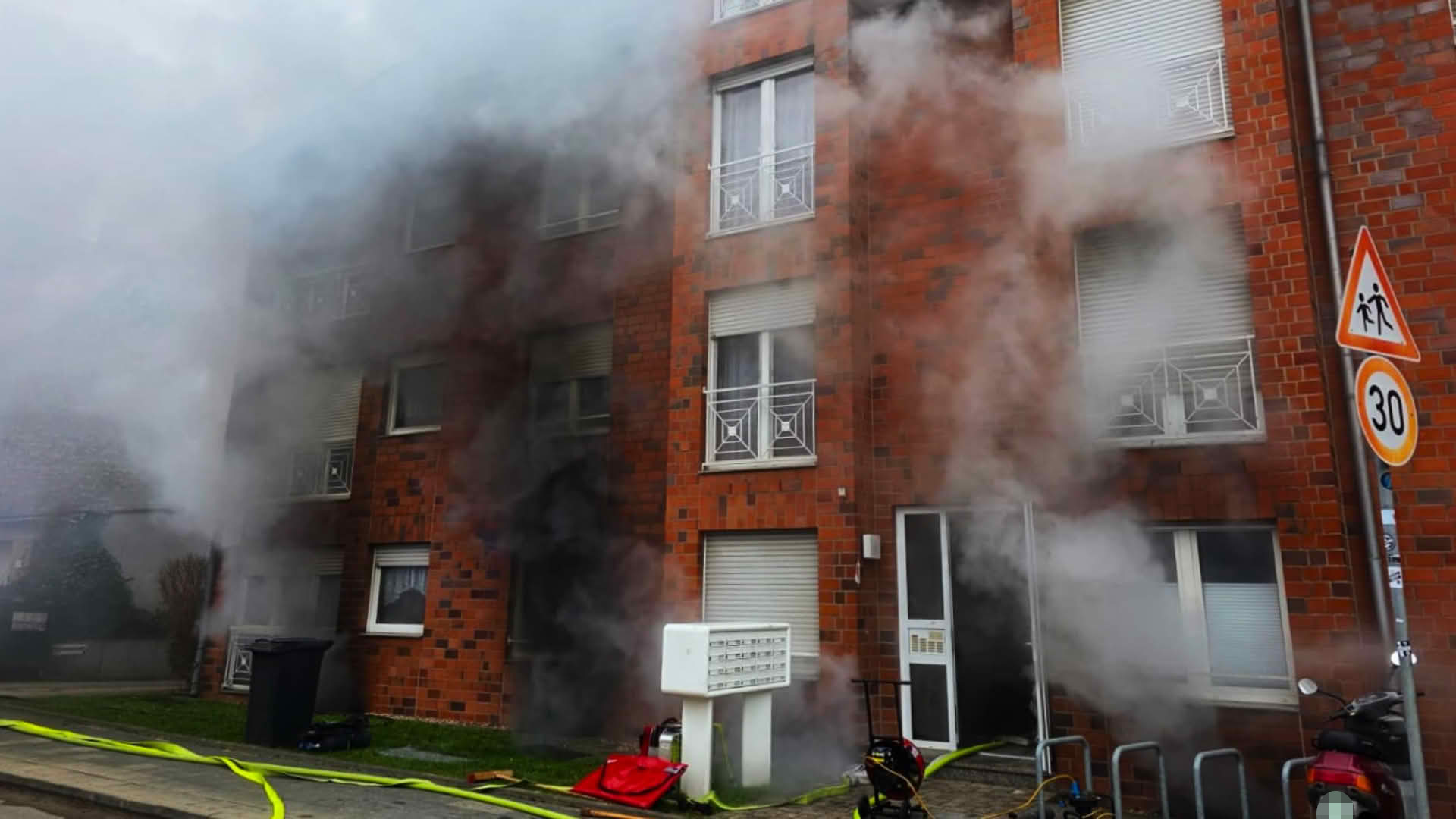 30 Personen bei Kellerbrand aus Wohnhaus gerettet