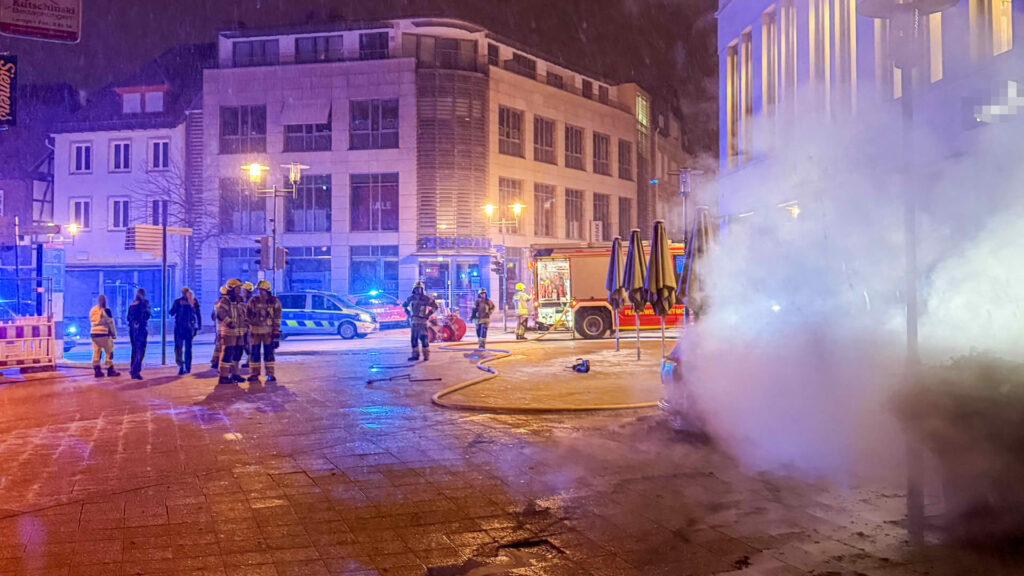 Brennender Pkw in der Innenstadt