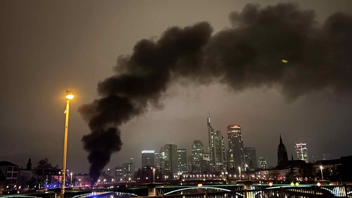 Brennender Reisebus am Mainufer in Sachsenhausen