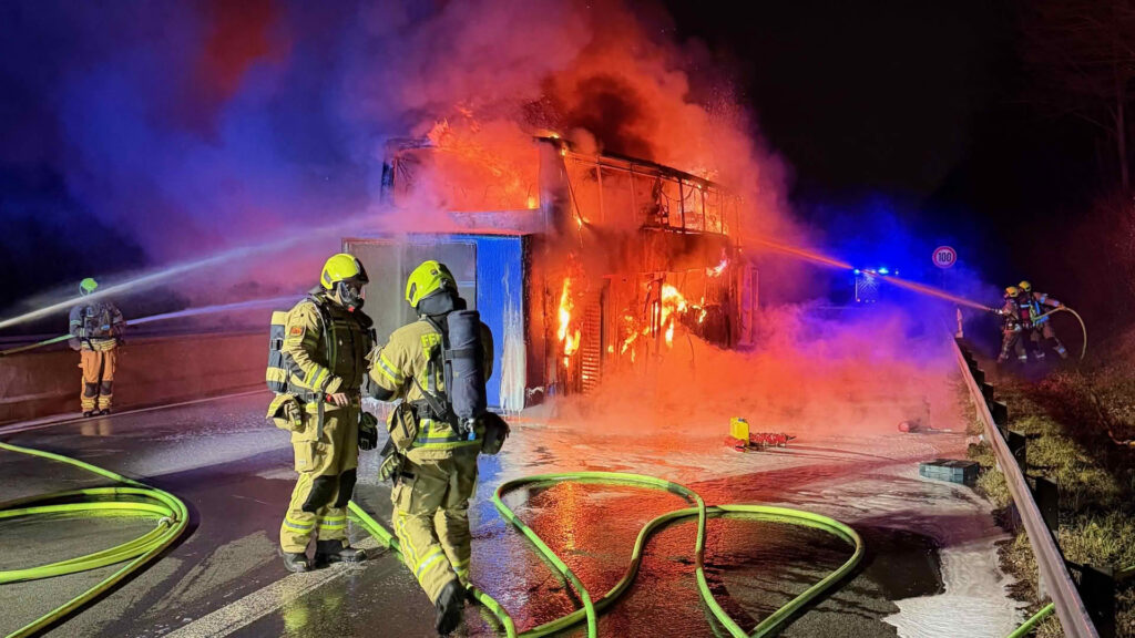 Feuerwehr auf der BAB 52 gefordert
