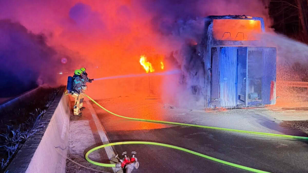 Feuerwehr auf der BAB 52 gefordert