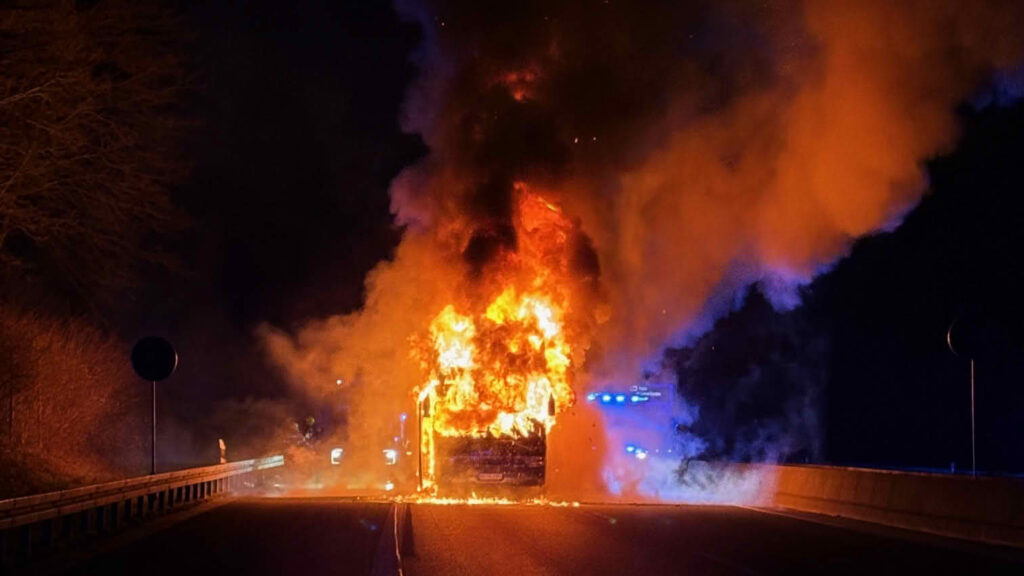 Feuerwehr auf der BAB 52 gefordert