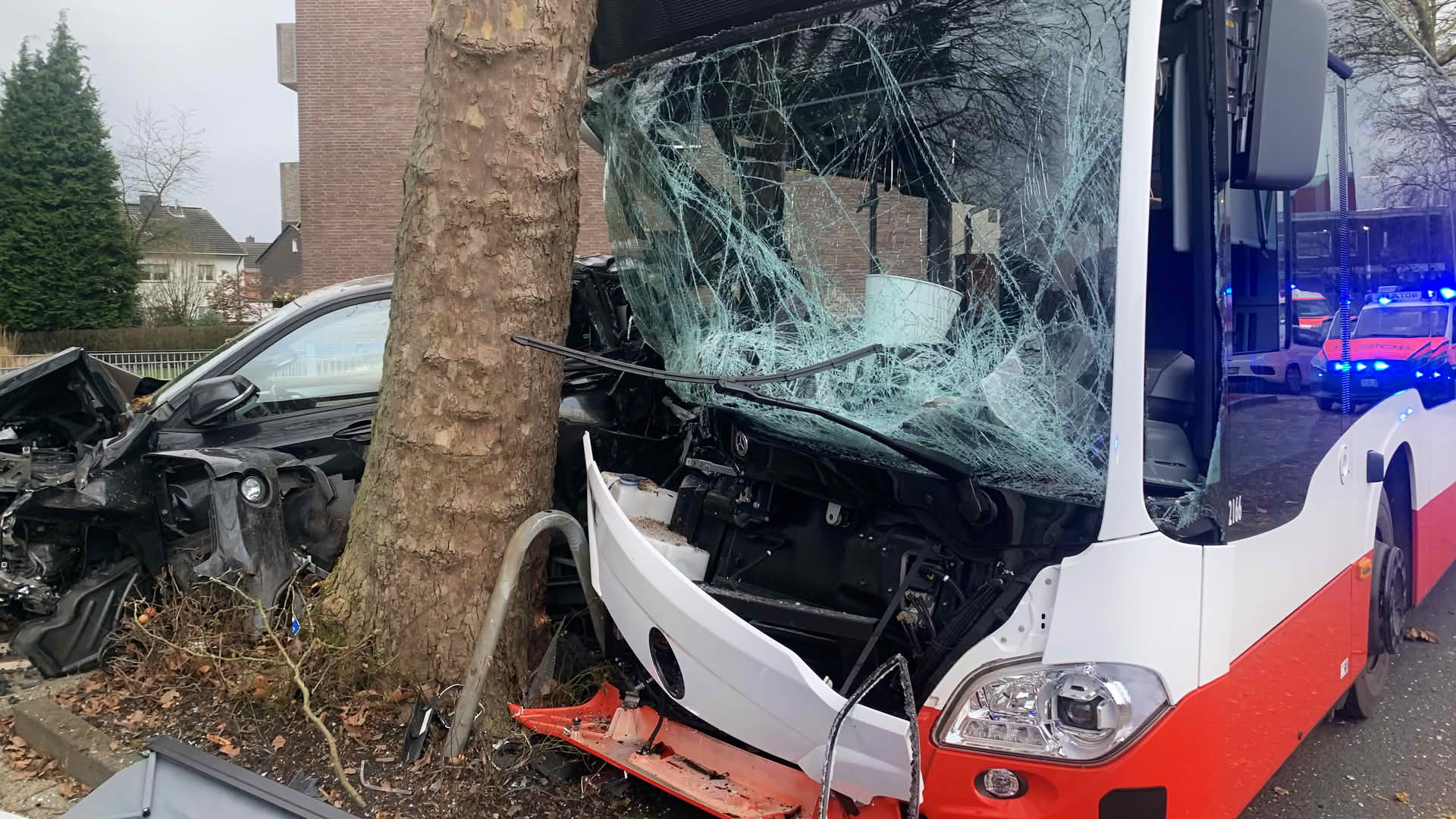 Schwerer Verkehrsunfall mit Linienbus – 11 Verletzte Personen