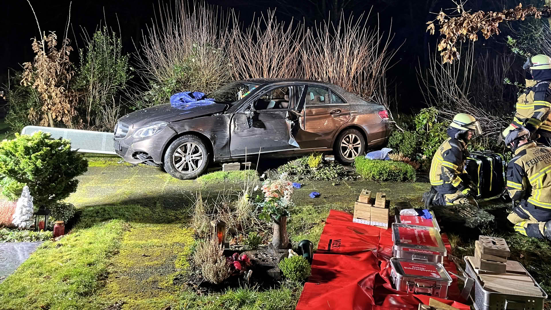 PKW durchbricht Friedhofszaun