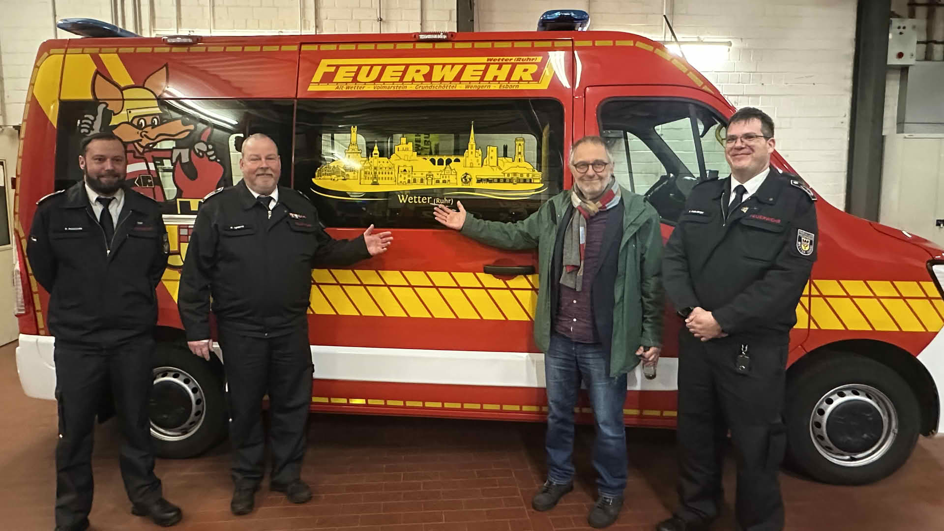 Bürgermeister übergibt vier neue Mannschaftstransportfahrzeuge an die Feuerwehr