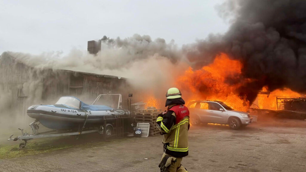 Großbrand in holzverarbeitendem Gewerbebetrieb