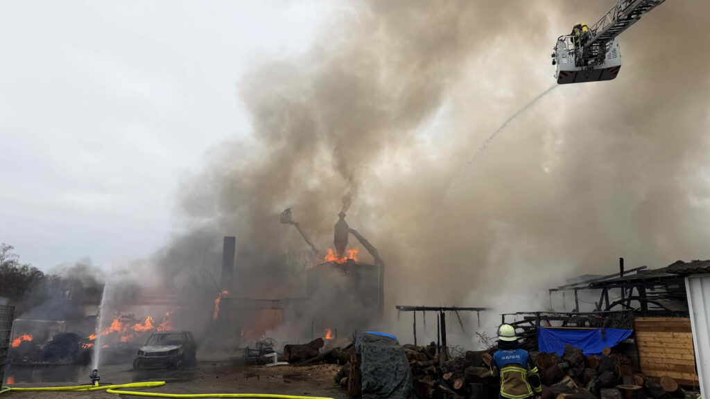 Großbrand in holzverarbeitendem Gewerbebetrieb