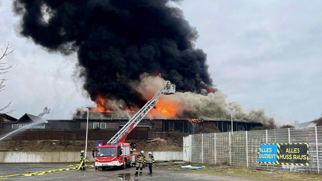 Großbrand in holzverarbeitendem Gewerbebetrieb