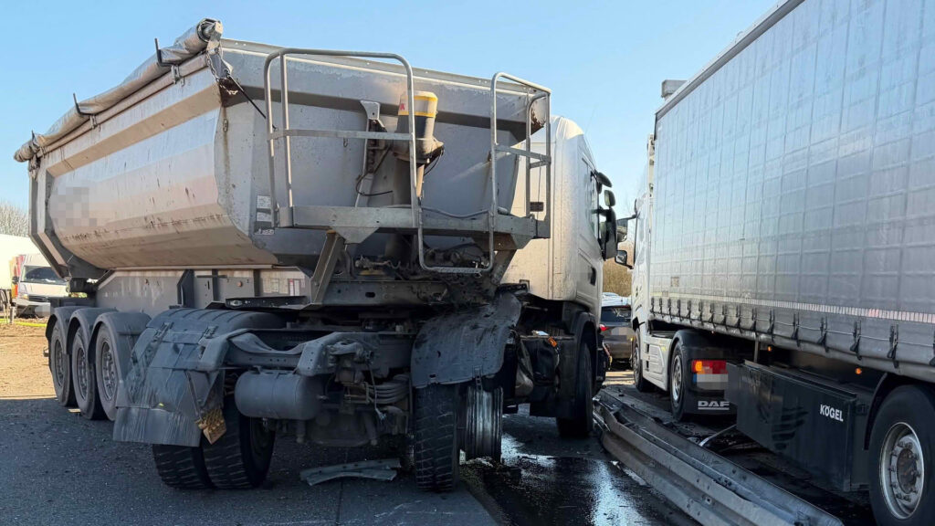 Schwerer Verkehrsunfall mit LKW auf der BAB 3