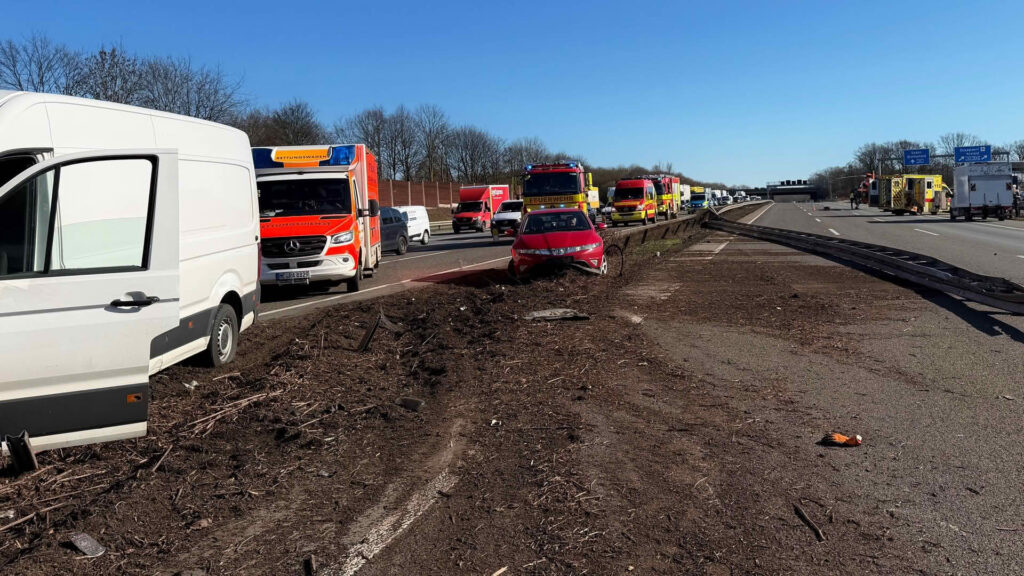 Schwerer Verkehrsunfall mit LKW auf der BAB 3
