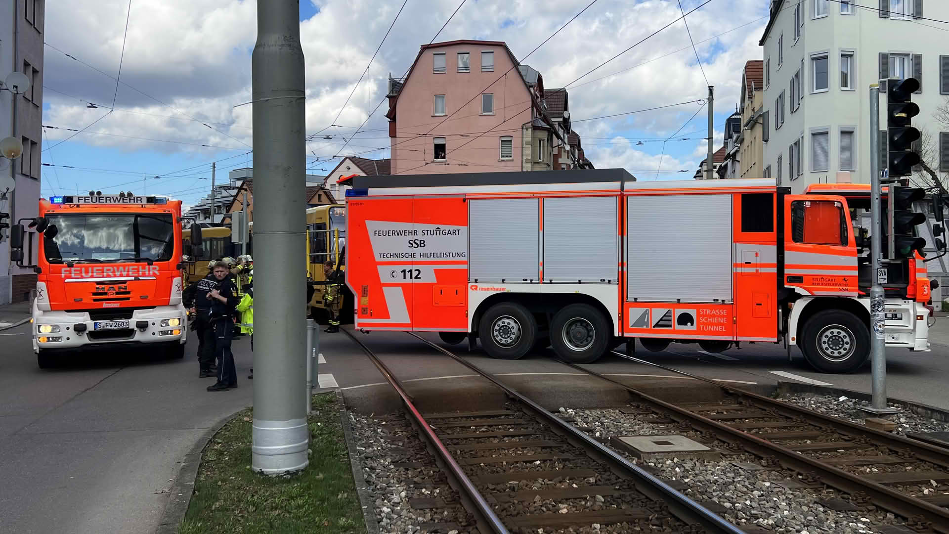 Stadtbahnunfall – Feuerwehr befreit Person