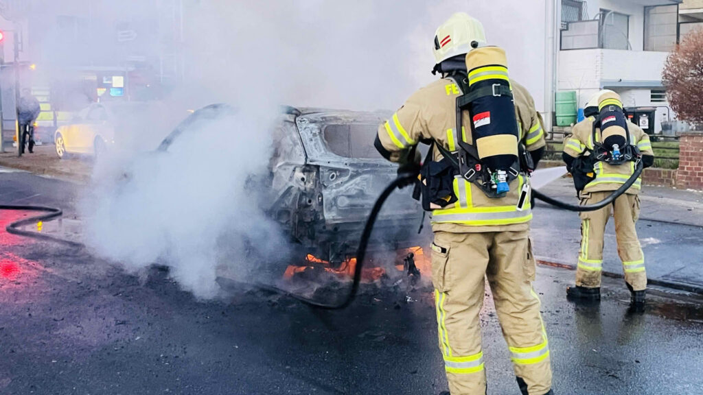 PKW gerät während der Fahrt in Brand
